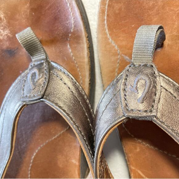 OluKai Kumu Full Grain Leather Sandals Flip Flops Thong Slip On Metallic Bronze - Picture 7 of 9